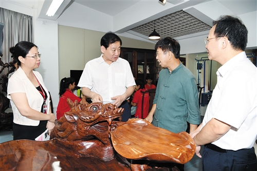 ��С������ְԺ���в���չ˼�����ν����ڿμ�������ѧ�� �ᶨ�������� ���ڵ�����Ϊ ��д��ʱ��ʸ־�ܶ����ഺ֮��